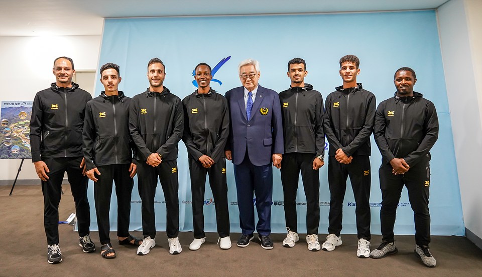 20250830163232_World_Taekwondo_President_Chungwon_Choue_with_Taekwondo_Refugee_Team_athlete