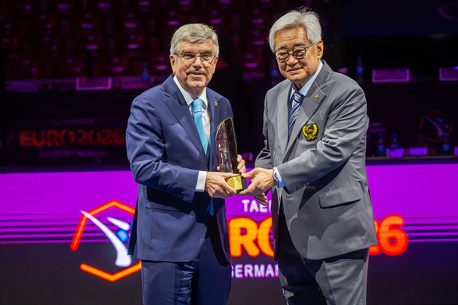 THF Trophy_Thomas Bach_00